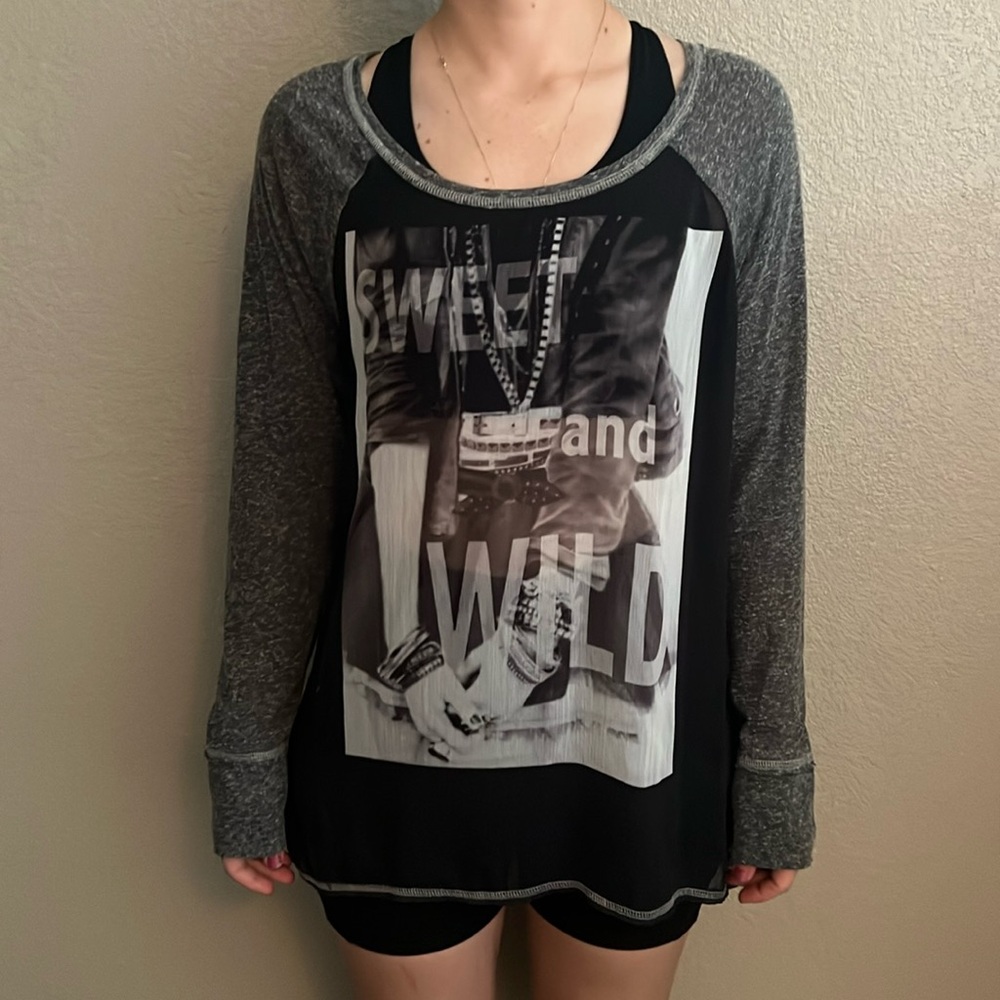 Black and grey long sleeve shirt daytrip size M
